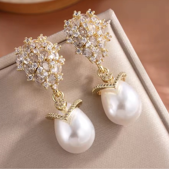 Couture Crystal Cluster Pearl Gold Earrings - Picture 4 of 7